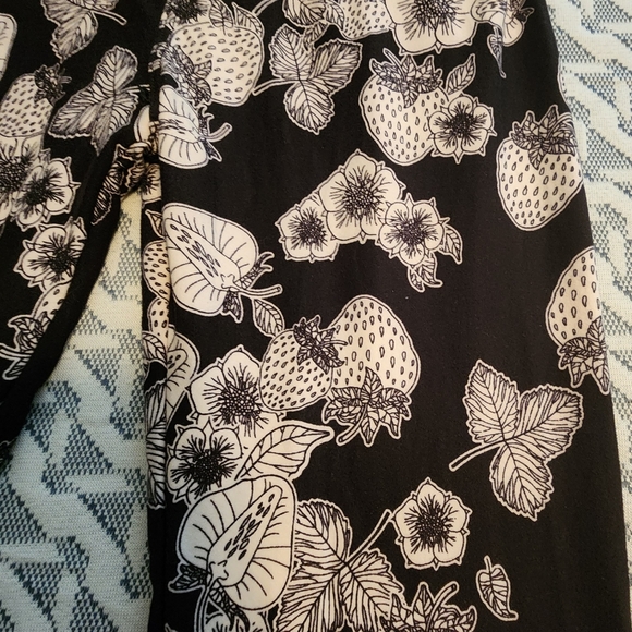 LuLaRoe Strawberry Leggings OS - Picture 3 of 3